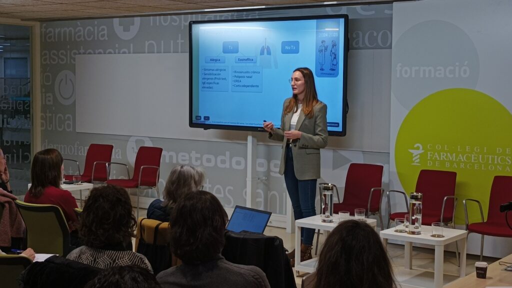 Cristina Díez impartint la seva presentació sobre el maneig integral del pacient asmàtic.